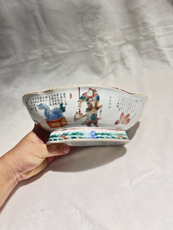 粉彩无双谱海棠形高足碗 - 图5
