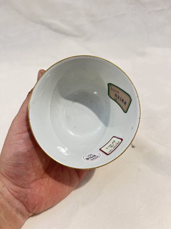 黄地粉彩描金百蝶纹杯 - 图7