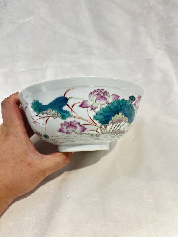内青花缠枝花卉外粉彩荷塘鹭鸶纹碗 - 图6