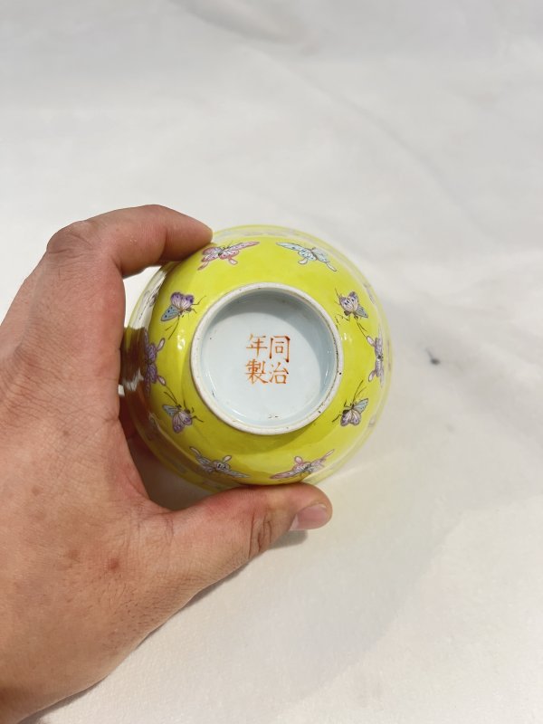 黄地粉彩描金百蝶纹杯 - 图8