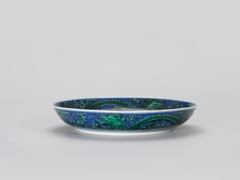 清康熙 青花地绿彩龙纹盘 - 图2
