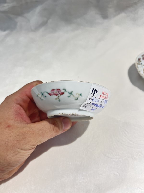 粉彩莲托八吉祥纹盘一对 - 图6