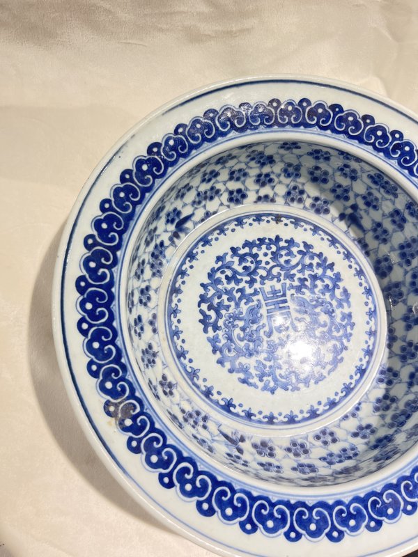 青花夔凤寿字纹折沿盆 - 图7