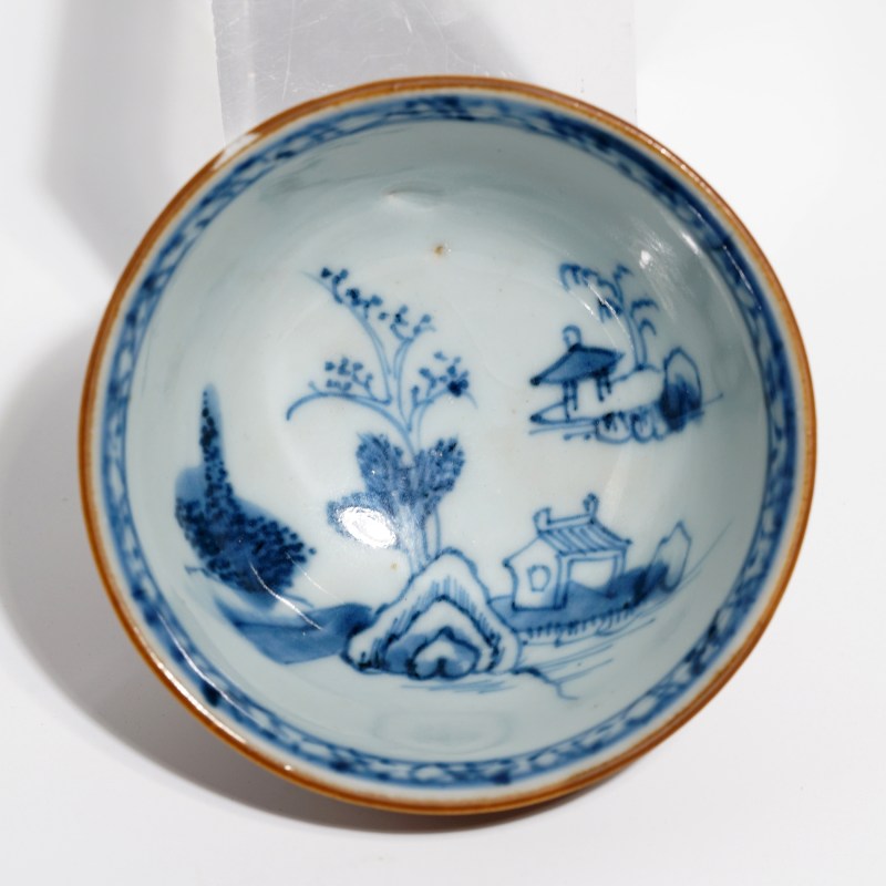 清乾隆 外酱釉内青花山水纹杯碟一套 - 图7