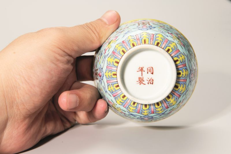 清同治 松石绿地粉彩福寿杯一对 - 图3