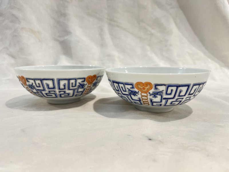 粉彩变形夔龙纹碗一对 - 图3