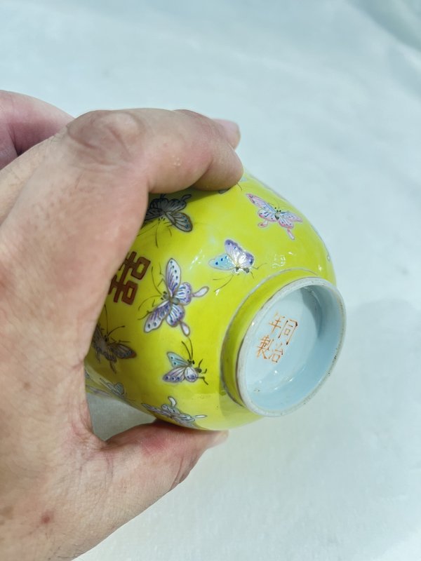 黄地粉彩描金百蝶纹杯 - 图9