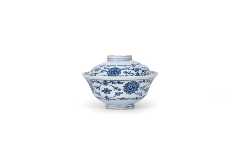 青花缠枝莲纹盖碗一套 - 图2