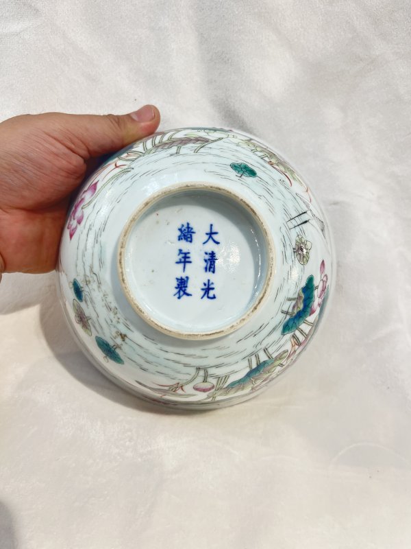 内青花缠枝花卉外粉彩荷塘鹭鸶纹碗 - 图9