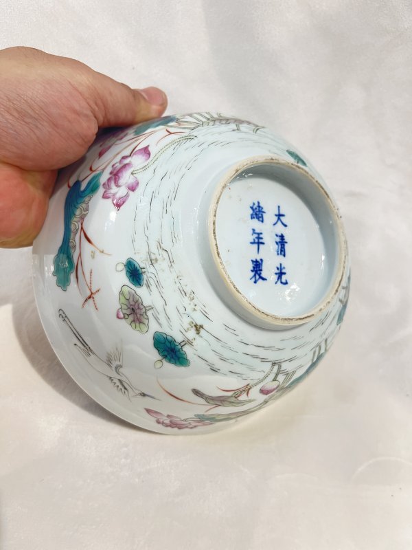 内青花缠枝花卉外粉彩荷塘鹭鸶纹碗 - 图10