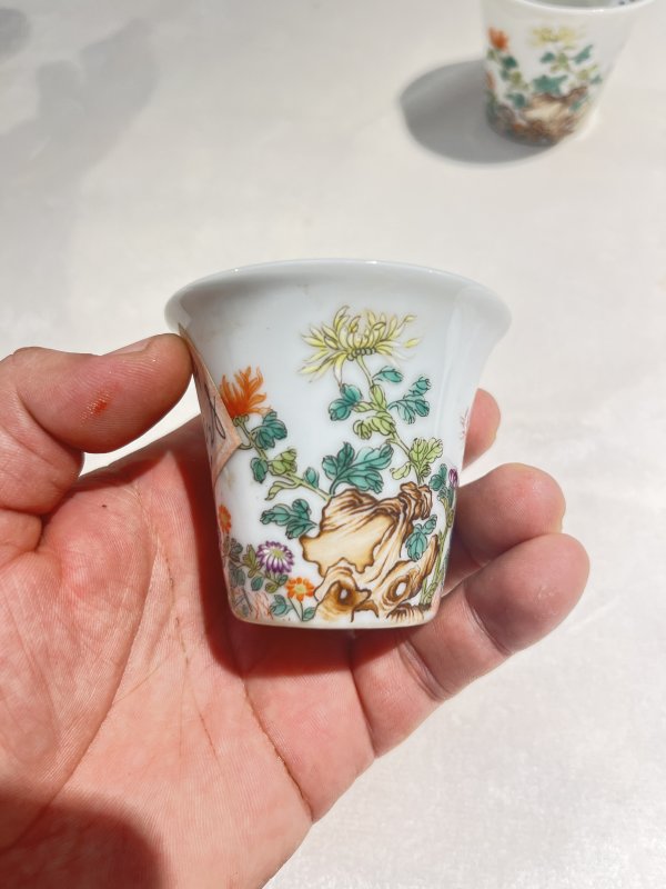 粉彩花卉纹马蹄杯一对 - 图7