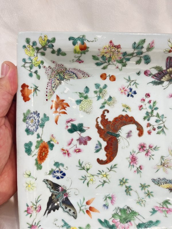 粉彩花蝶纹方盘一对 - 图5