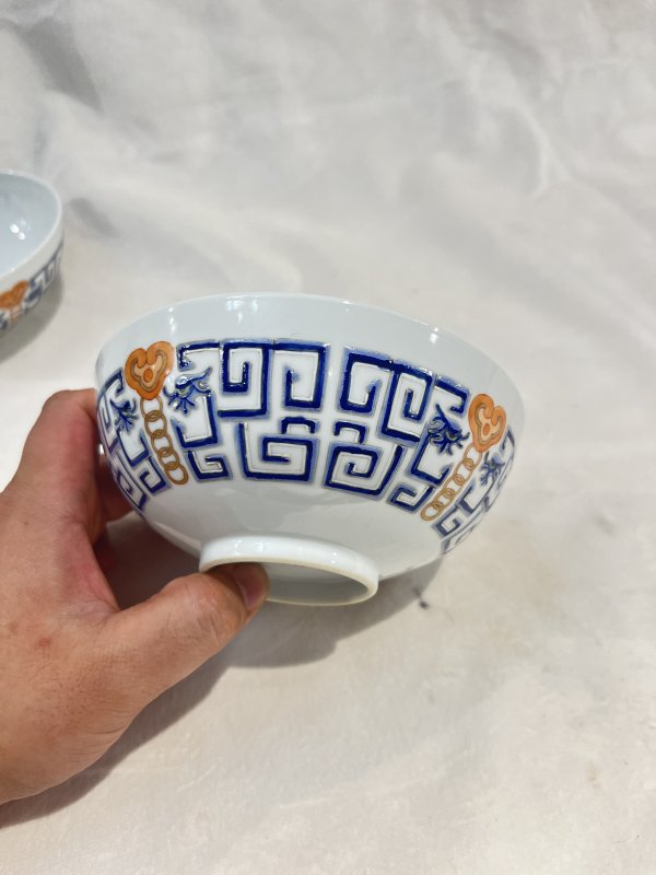 粉彩变形夔龙纹碗一对 - 图7