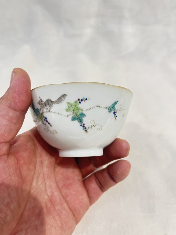 粉彩松鼠葡萄纹花口杯一对 - 图6