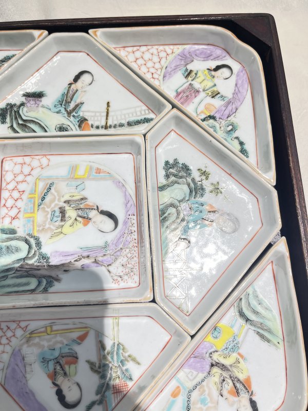 粉彩仕女纹攒盘一套（附原装红木盒） - 图5