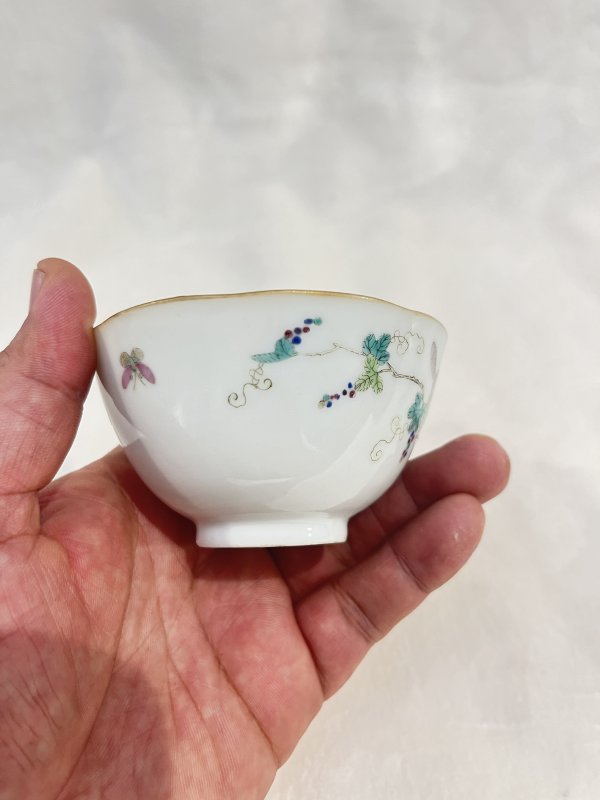 粉彩松鼠葡萄纹花口杯一对 - 图7