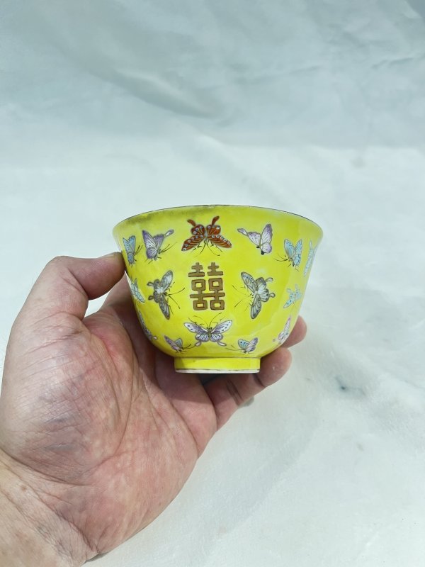 黄地粉彩描金百蝶纹杯 - 图3