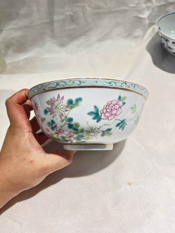 内青花缠枝花卉外粉彩花鸟纹碗 - 图4