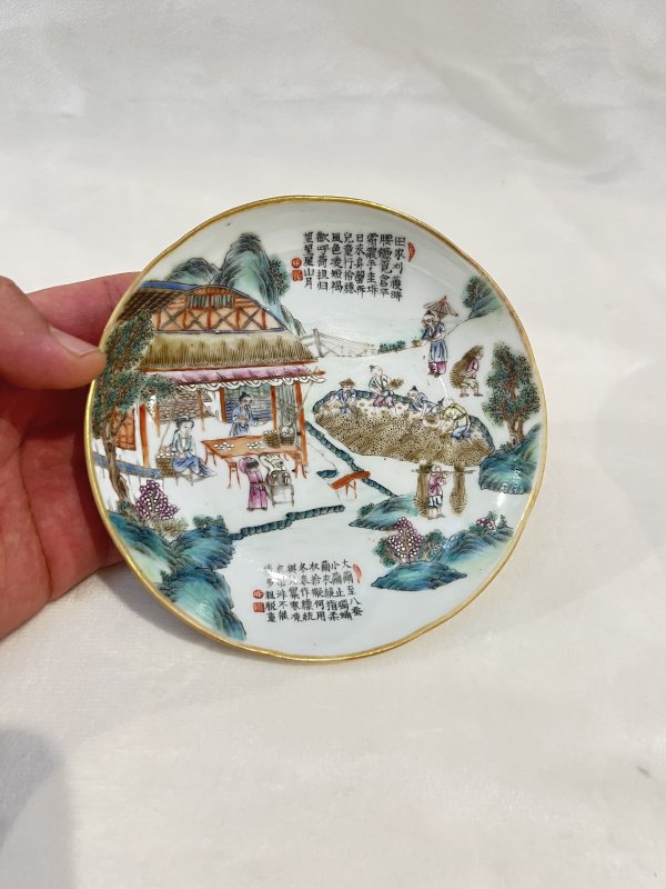 粉彩耕织图诗文盘一对 - 图4