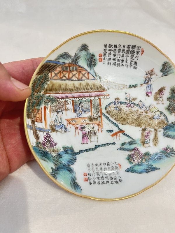 粉彩耕织图诗文盘一对 - 图5