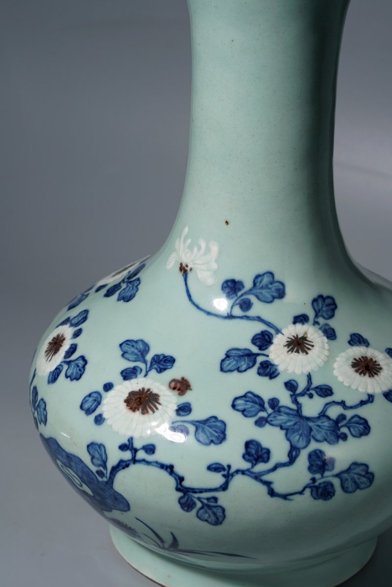 清乾隆 青釉青花釉里红重阳菊艳图撇口瓶 - 图3