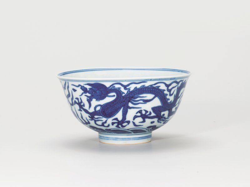 明万历 青花赶珠龙纹碗