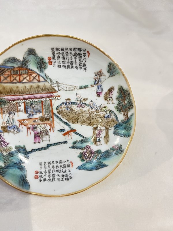 粉彩耕织图诗文盘一对 - 图6