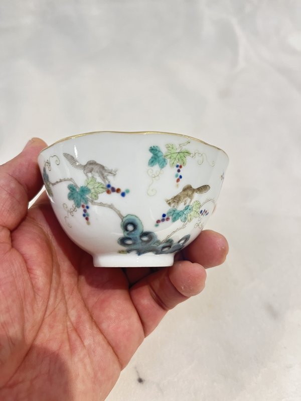 粉彩松鼠葡萄纹花口杯一对 - 图11