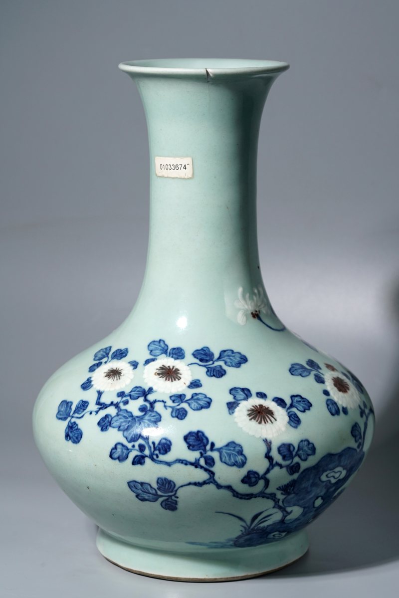 清乾隆 青釉青花釉里红重阳菊艳图撇口瓶 - 图5
