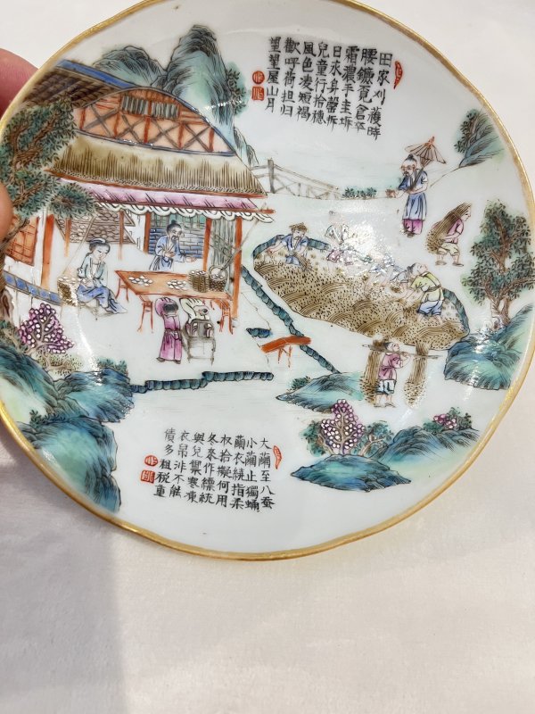 粉彩耕织图诗文盘一对 - 图7