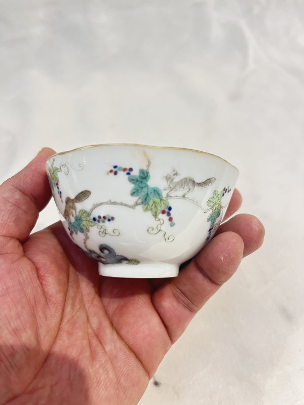粉彩松鼠葡萄纹花口杯一对 - 图12