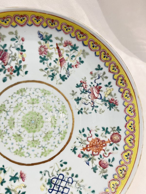 粉彩莲托八吉祥纹大盘 - 图5