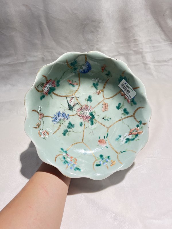 豆青釉粉彩草虫纹高足盘 - 图3