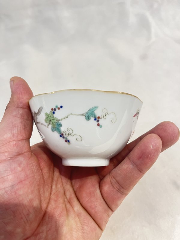 粉彩松鼠葡萄纹花口杯一对 - 图13
