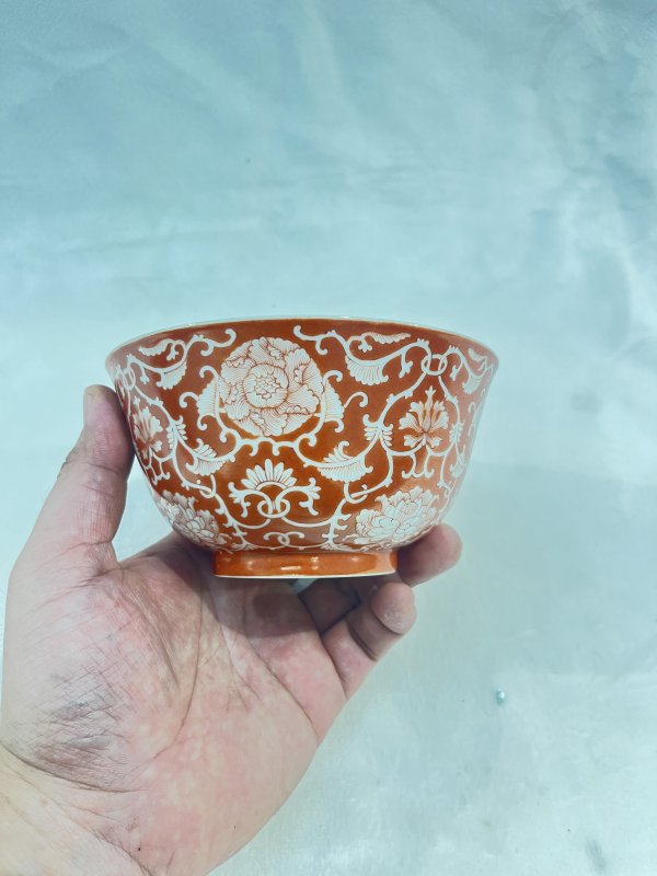 矾红留白缠枝花卉纹碗 - 图3