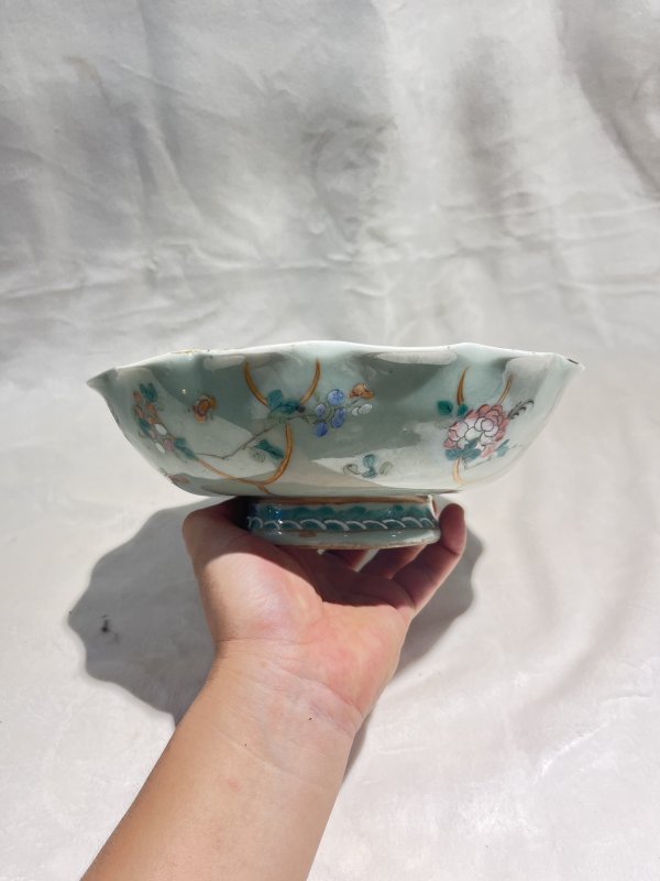 豆青釉粉彩草虫纹高足盘 - 图4