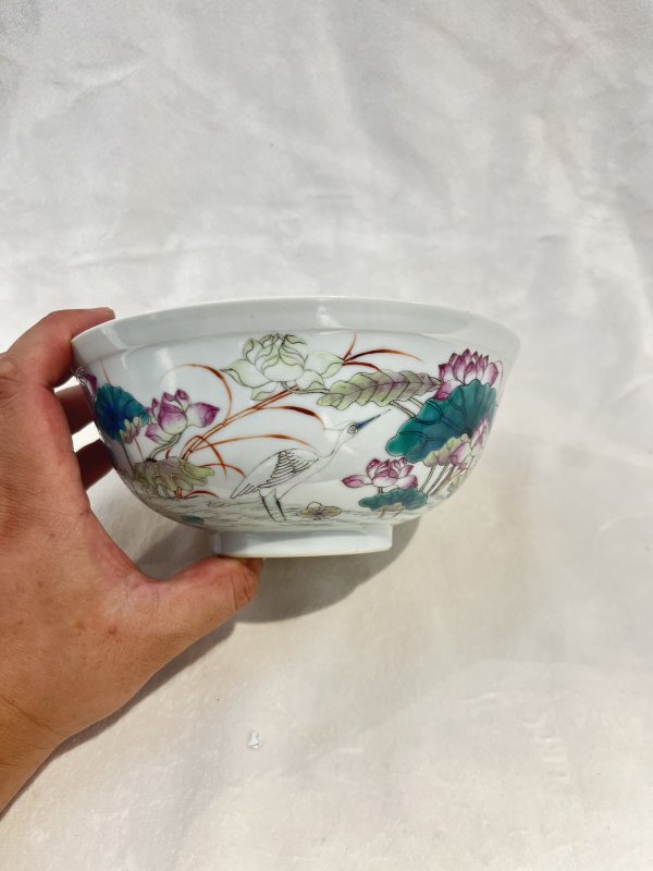 内青花缠枝花卉外粉彩荷塘鹭鸶纹碗 - 图3