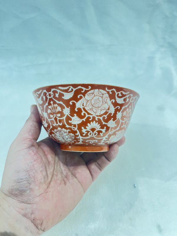 矾红留白缠枝花卉纹碗 - 图4