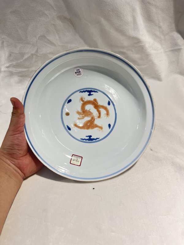 青花矾红云龙纹折沿盘 - 图3