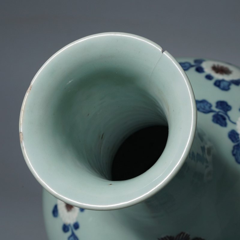 清乾隆 青釉青花釉里红重阳菊艳图撇口瓶 - 图8