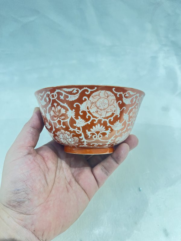 矾红留白缠枝花卉纹碗 - 图5