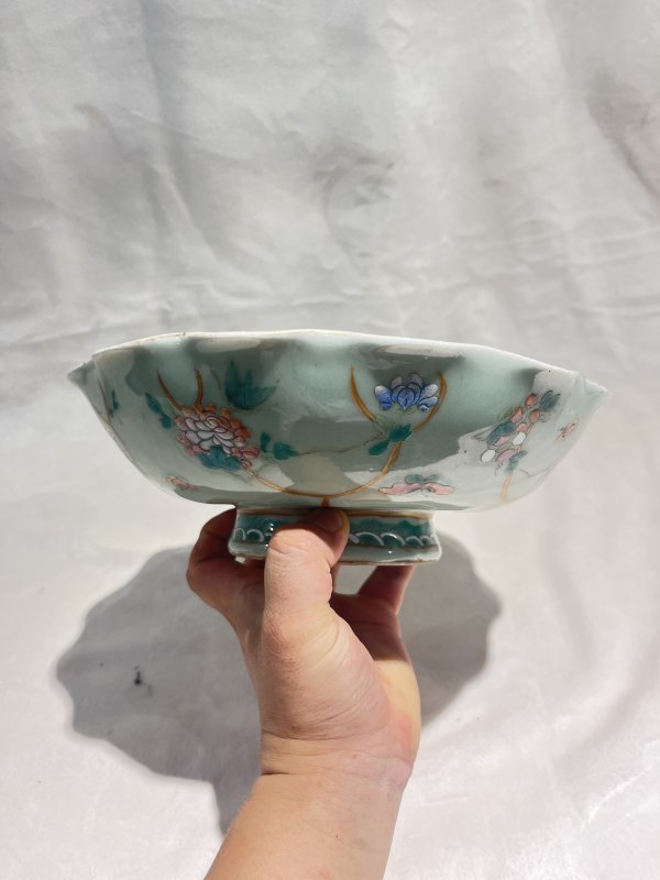 豆青釉粉彩草虫纹高足盘 - 图5