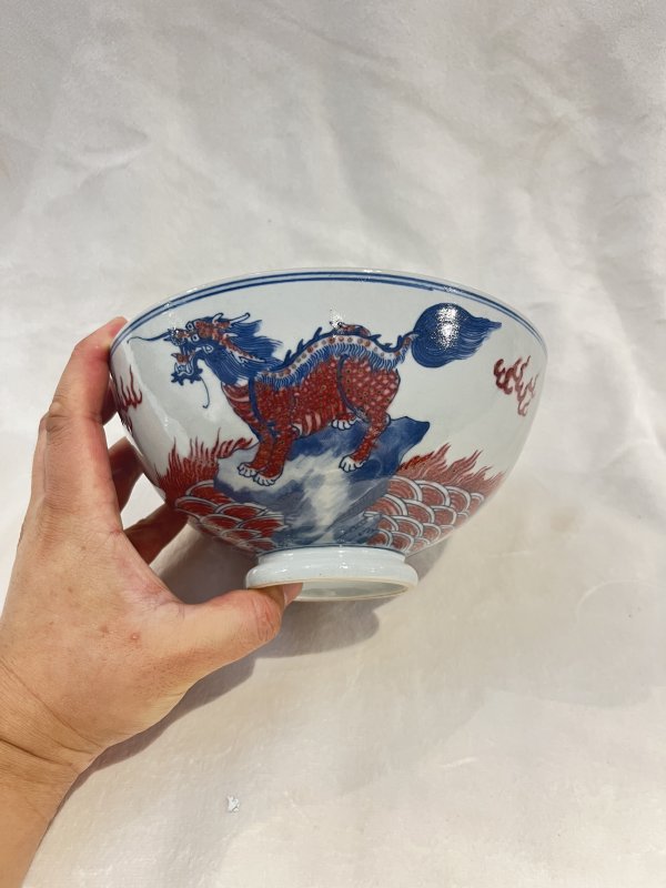 青花釉里红海水江崖瑞兽纹碗 - 图3