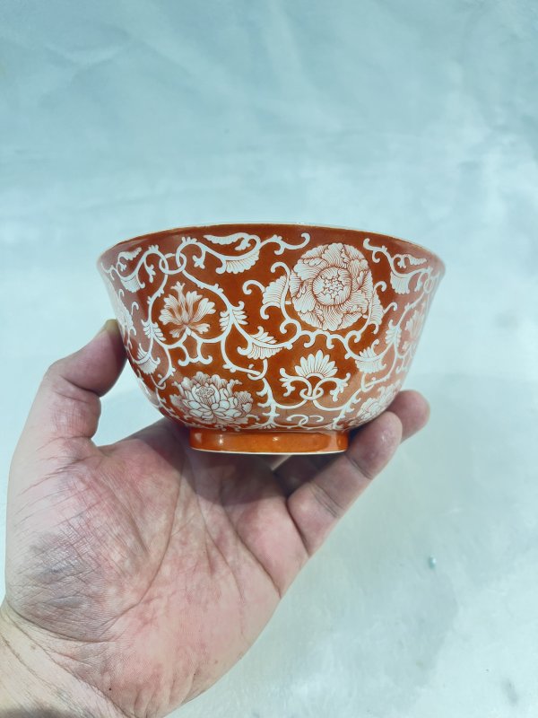 矾红留白缠枝花卉纹碗 - 图6