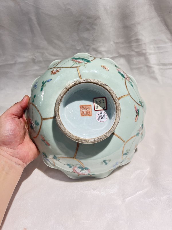 豆青釉粉彩草虫纹高足盘 - 图6
