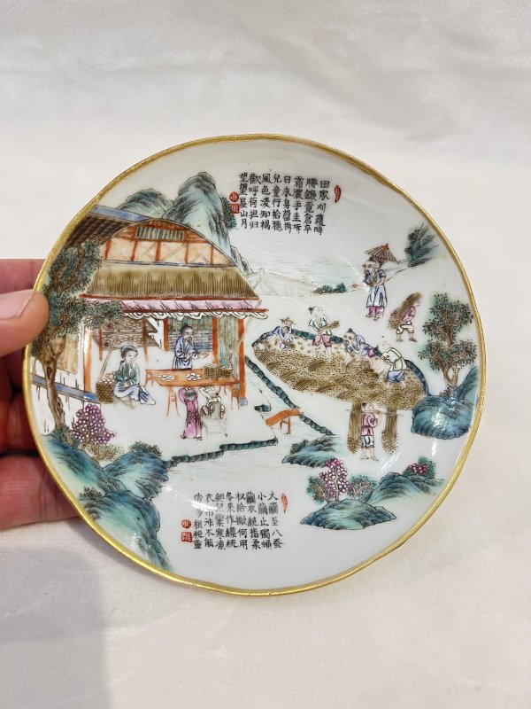 粉彩耕织图诗文盘一对 - 图11
