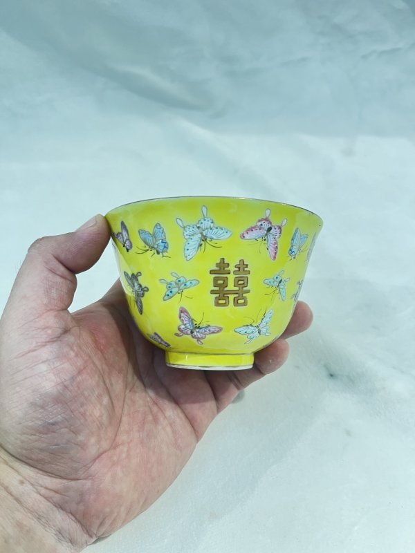 黄地粉彩描金百蝶纹杯 - 图4