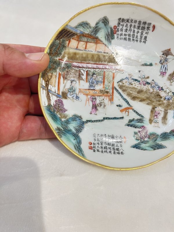 粉彩耕织图诗文盘一对 - 图12
