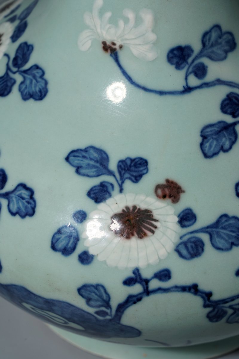 清乾隆 青釉青花釉里红重阳菊艳图撇口瓶 - 图12