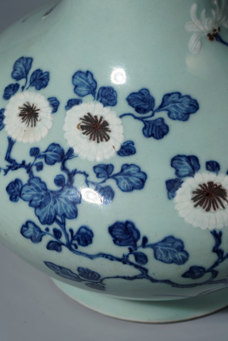 清乾隆 青釉青花釉里红重阳菊艳图撇口瓶 - 图13